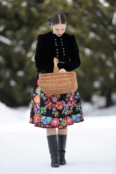 Slowaakse Folklore Vrouw Winter — Stockfoto