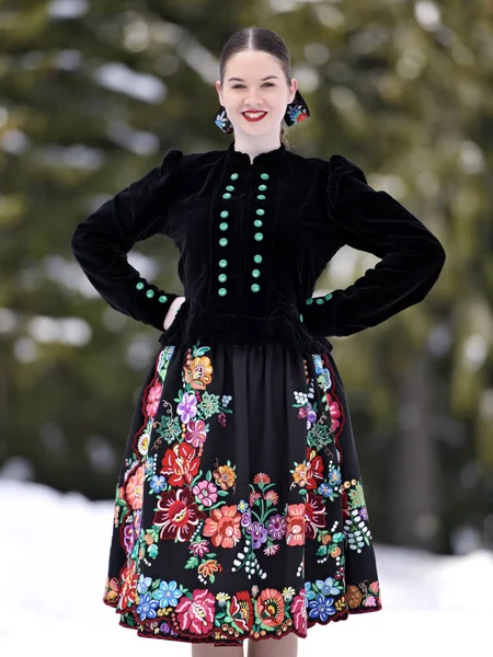 Mujer Folklore Eslovaco Invierno — Foto de Stock