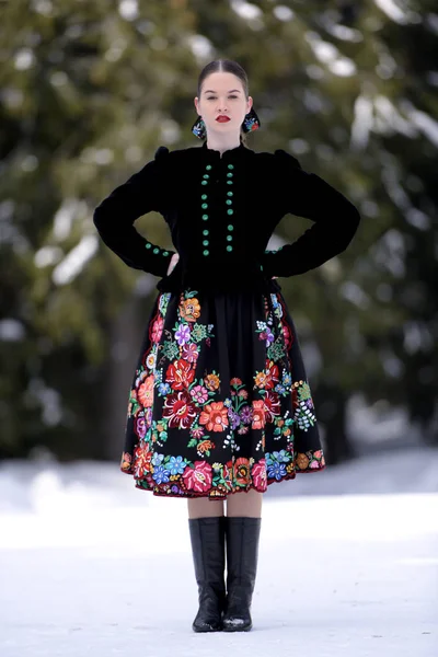 Slovakiska Folklore Kvinna Vinter — Stockfoto