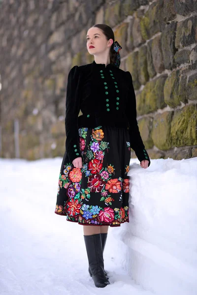 Donna Folklore Slovacca Inverno — Foto Stock