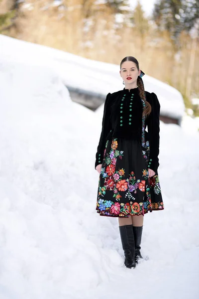 Donna Folklore Slovacca Inverno — Foto Stock