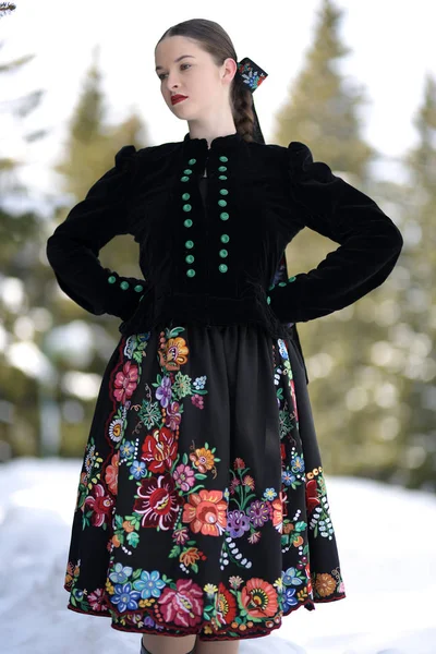 Slovakiska Folklore Kvinna Vinter — Stockfoto