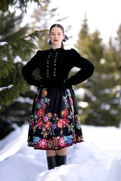 Slowaakse Folklore Vrouw Winter — Stockfoto