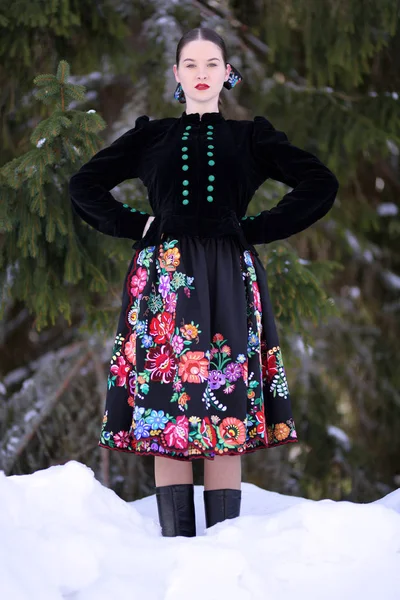 Slowaakse Folklore Vrouw Winter — Stockfoto