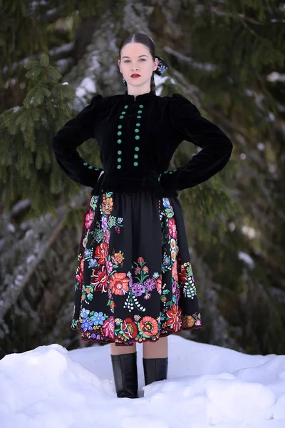 Mujer Folklore Eslovaco Invierno — Foto de Stock