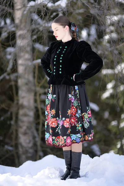 斯洛伐克民俗妇女冬季 — 图库照片