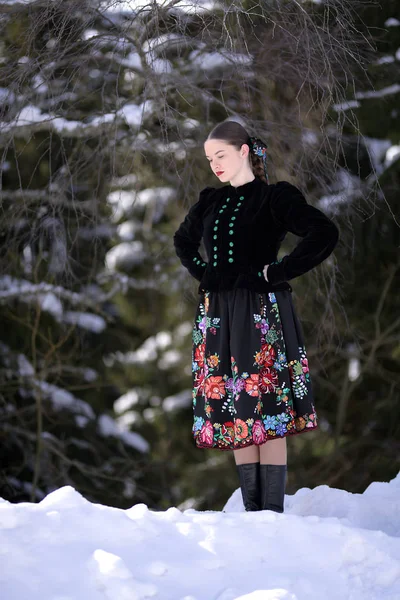 Femme Folklorique Slovaque Hiver — Photo