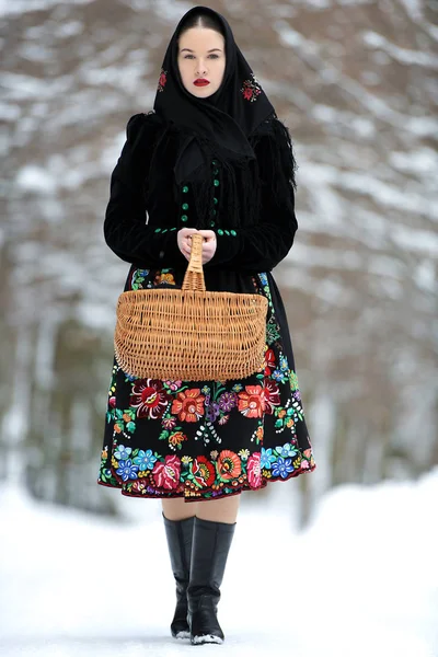 Donna Folklore Slovacca Inverno — Foto Stock