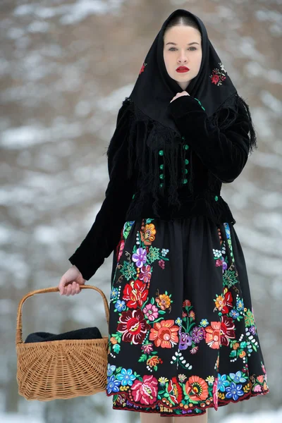Słowackiego Folkloru Kobieta Zimie — Zdjęcie stockowe