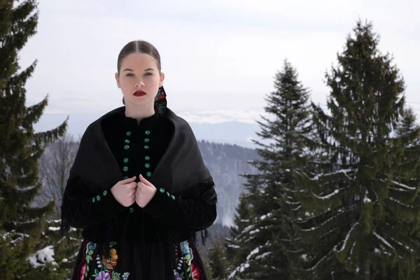 Mulher Folclore Eslovaco Inverno — Fotografia de Stock