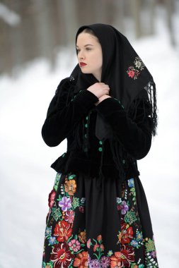 Slovak folklorcu kadının kışın portresi