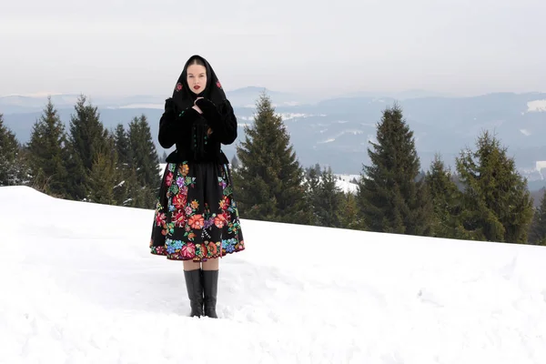 Πορτραίτο Της Λαογραφίας Του Ουζμπεκιστάν Στα Βουνά Του Χειμώνα — Φωτογραφία Αρχείου