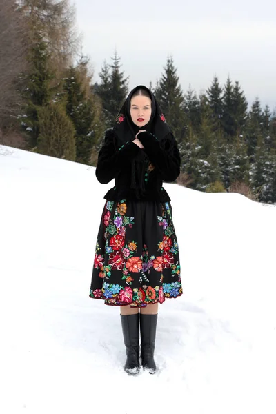Portret Słowackiej Folklorystki Zimowych Górach — Zdjęcie stockowe