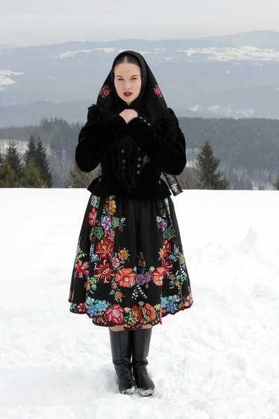 Portret Van Slowaakse Folklore Vrouw Winter Bergen — Stockfoto