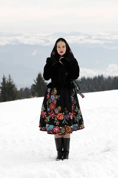 Porträt Einer Slowakischen Folklore Frau Den Winterbergen — Stockfoto