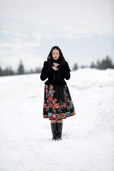 Портрет Словацкой Фольклорной Женщины Зимних Горах — стоковое фото
