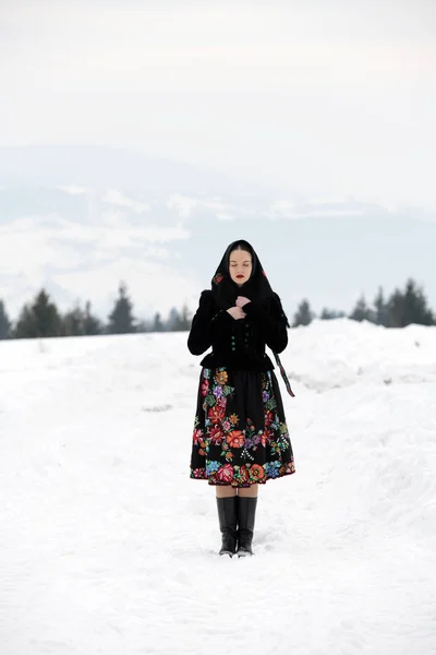 Retrato Mulher Folclore Eslovaco Montanhas Inverno — Fotografia de Stock
