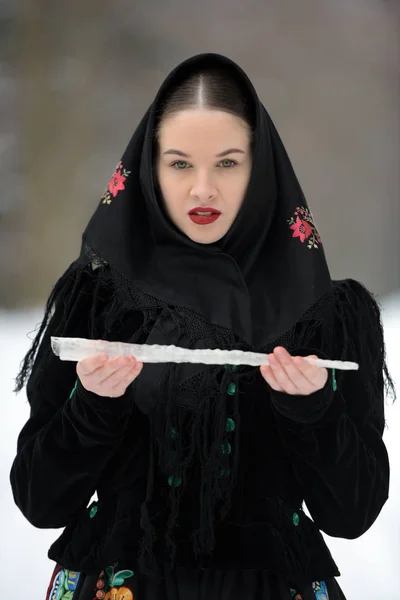 Retrato Mulher Folclore Eslovaco Com Gelo Nas Mãos — Fotografia de Stock
