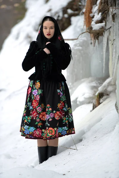 Retrato Mulher Folclore Eslovaco Floresta Inverno — Fotografia de Stock