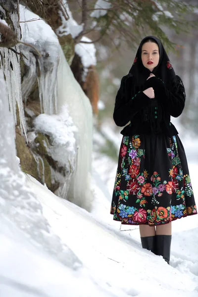 Retrato Mulher Folclore Eslovaco Floresta Inverno — Fotografia de Stock