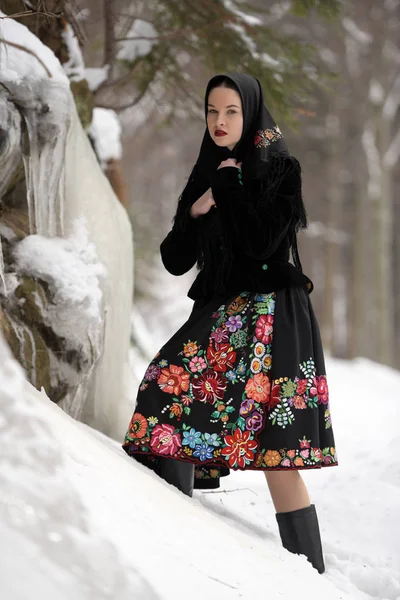 Retrato Mulher Folclore Eslovaco Floresta Inverno — Fotografia de Stock