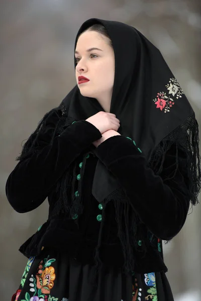 Портрет Словацкой Фольклорной Женщины Зимой — стоковое фото