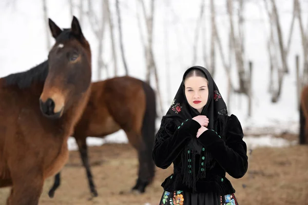 Bela Jovem Mulher Vestindo Roupas Eslovacas Nacionais Com Cavalos — Fotografia de Stock