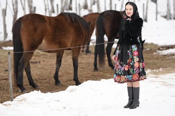 Bela Jovem Mulher Vestindo Roupas Eslovacas Nacionais Com Cavalos — Fotografia de Stock