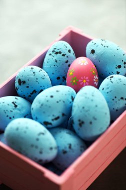 Pembe sepetteki bıldırcın Paskalya yumurtaları