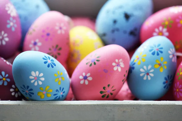 Warna Telur Paskah Dalam Keranjang — Stok Foto