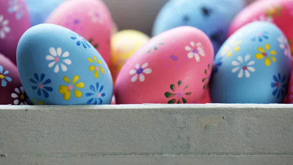 Color Huevos Pascua Una Cesta — Foto de Stock