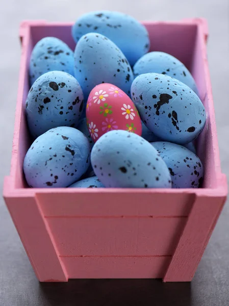 Huevos Pascua Codorniz Una Cesta Rosa — Foto de Stock