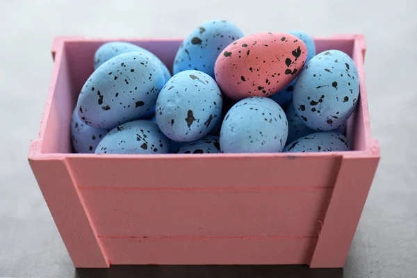 Codorniz Ovos Páscoa Uma Cesta Rosa — Fotografia de Stock