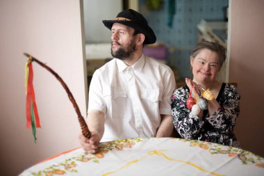 Evde Down sendromlu mutlu bir çiftin paskalya portresi.