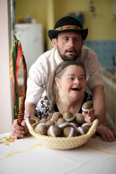 Portret Wielkanocny Szczęśliwej Pary Zespołem Downa Domu — Zdjęcie stockowe