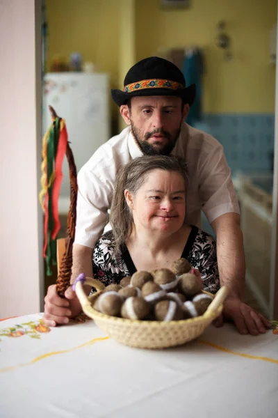 Retrato Pascua Pareja Feliz Con Síndrome Casa —  Fotos de Stock