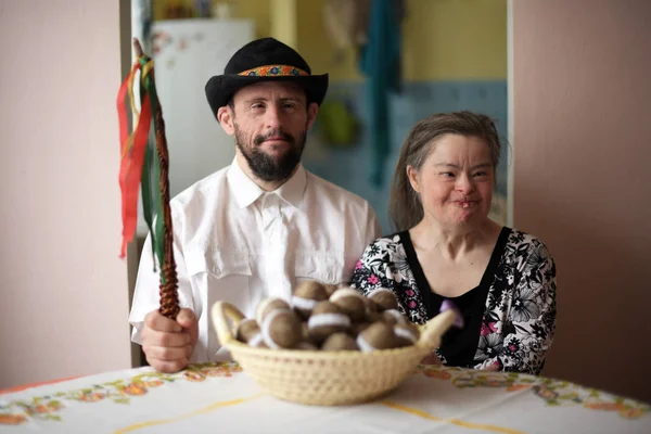 Retrato Páscoa Casal Feliz Com Síndrome Casa — Fotografia de Stock