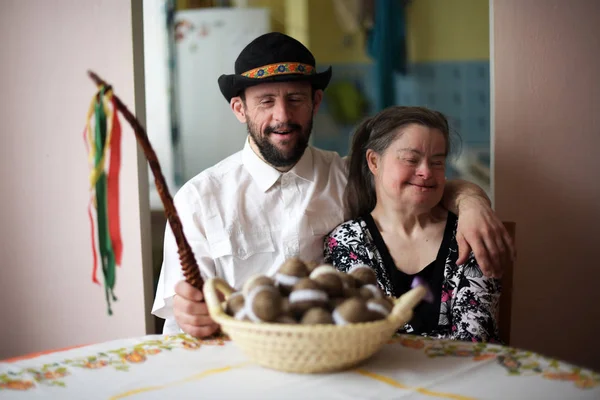 Osterporträt Eines Glücklichen Paares Mit Syndrom Hause — Stockfoto