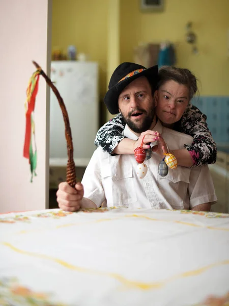 Retrato Páscoa Casal Feliz Com Síndrome Casa — Fotografia de Stock