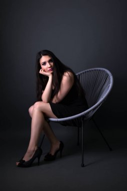 Gri arka plan üzerinde izole genç Arap kadın