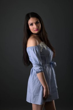 Gri arka plan üzerinde izole genç Arap kadın