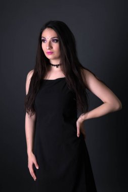 Gri arka plan üzerinde izole genç Arap kadın