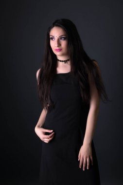 Gri arka plan üzerinde izole genç Arap kadın