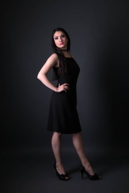 Gri arka plan üzerinde izole genç Arap kadın