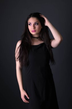 Gri arka plan üzerinde izole genç Arap kadın