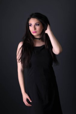 Gri arka plan üzerinde izole genç Arap kadın