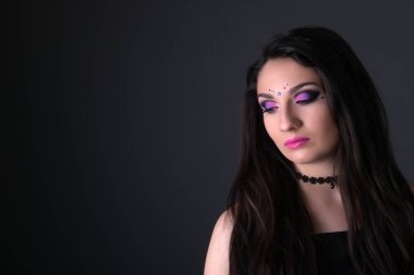 Gri arka plan üzerinde izole genç Arap kadın