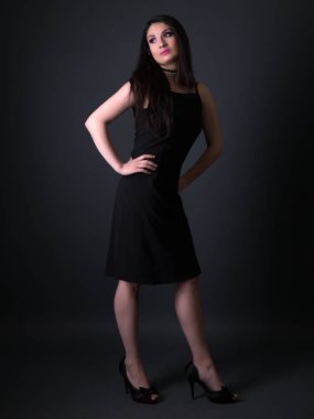 Gri arka plan üzerinde izole genç Arap kadın