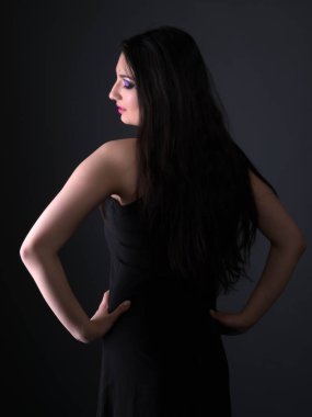 Gri arka plan üzerinde izole genç Arap kadın