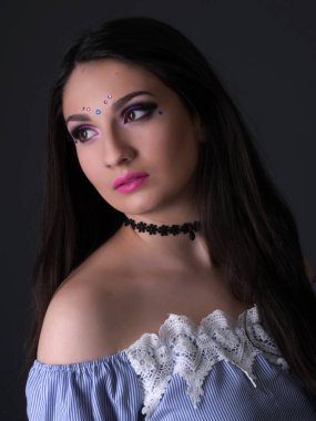 Gri arka plan üzerinde izole genç Arap kadın